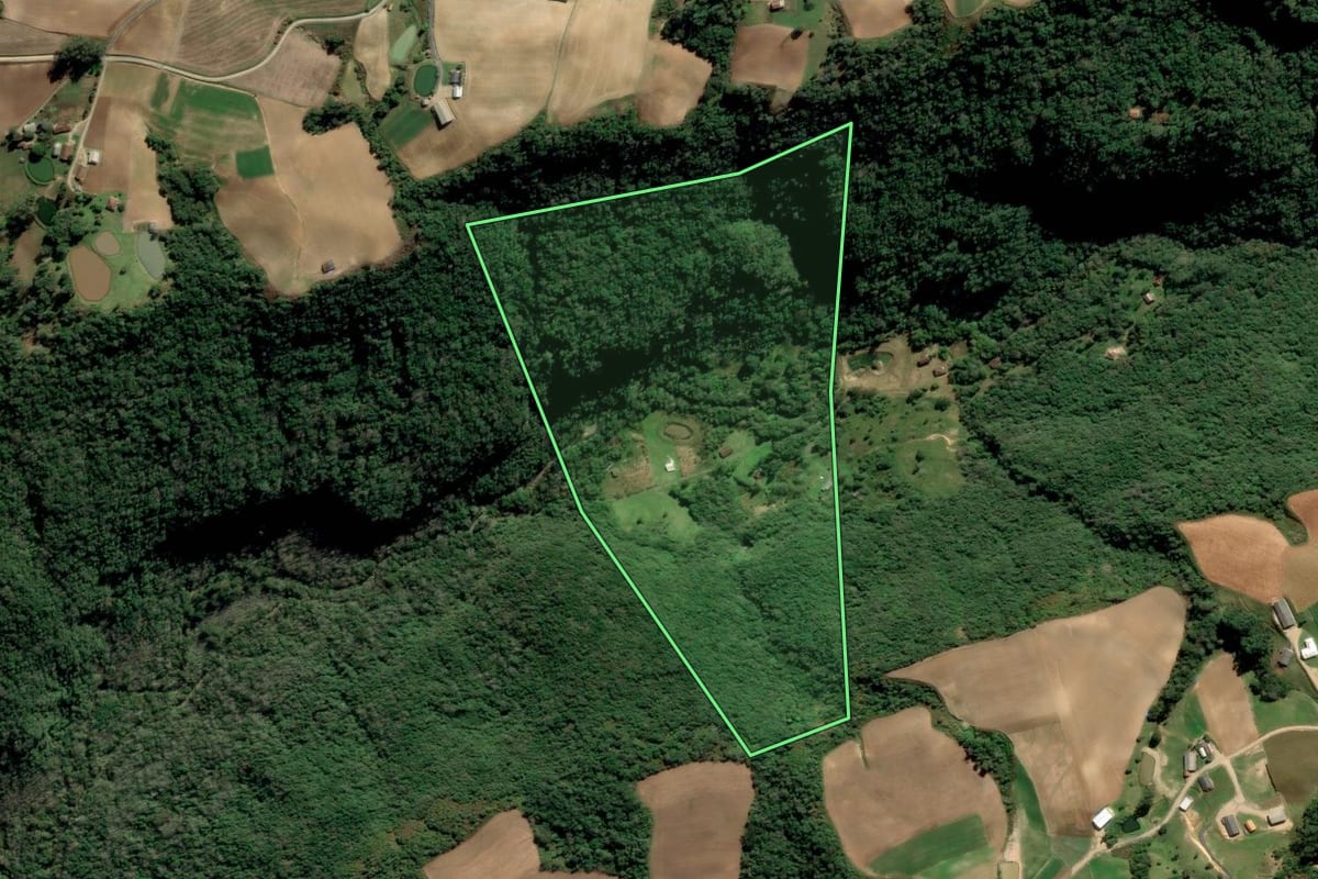 Imagem de satélite do imóvel rural em Alfredo Wagner (SC), com o contorno declarado no CAR desenhado por cima.