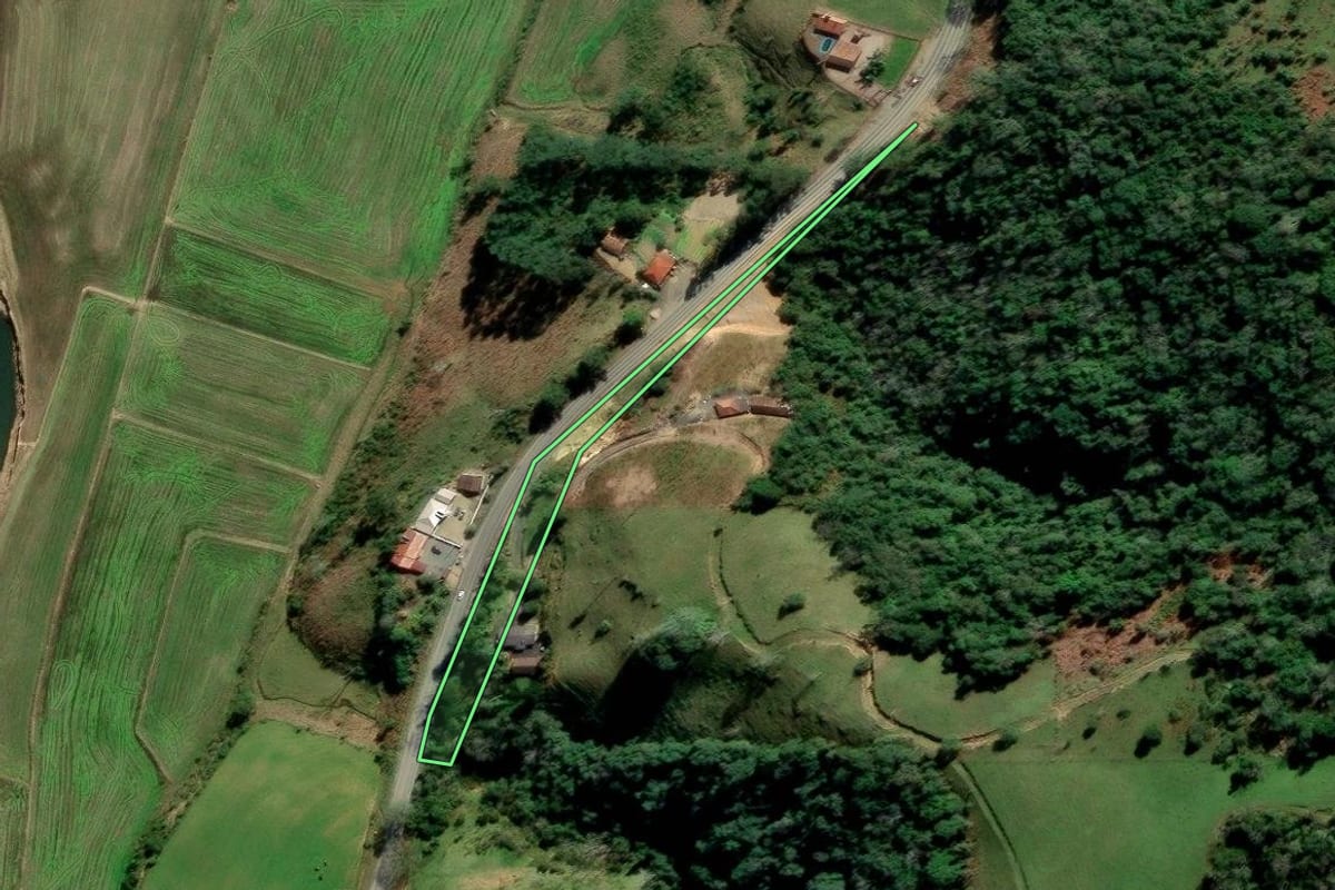 Imagem de satélite do imóvel rural em Alfredo Wagner (SC), com o contorno declarado no CAR desenhado por cima.