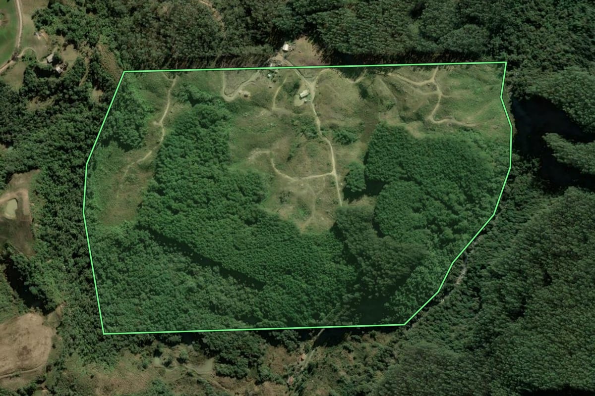 Imagem de satélite do imóvel rural em Alfredo Wagner (SC), com o contorno declarado no CAR desenhado por cima.