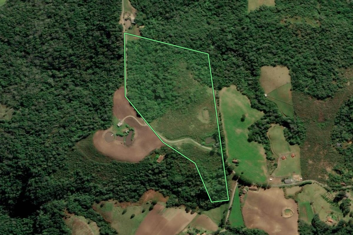 Imagem de satélite do imóvel rural em Alfredo Wagner (SC), com o contorno declarado no CAR desenhado por cima.