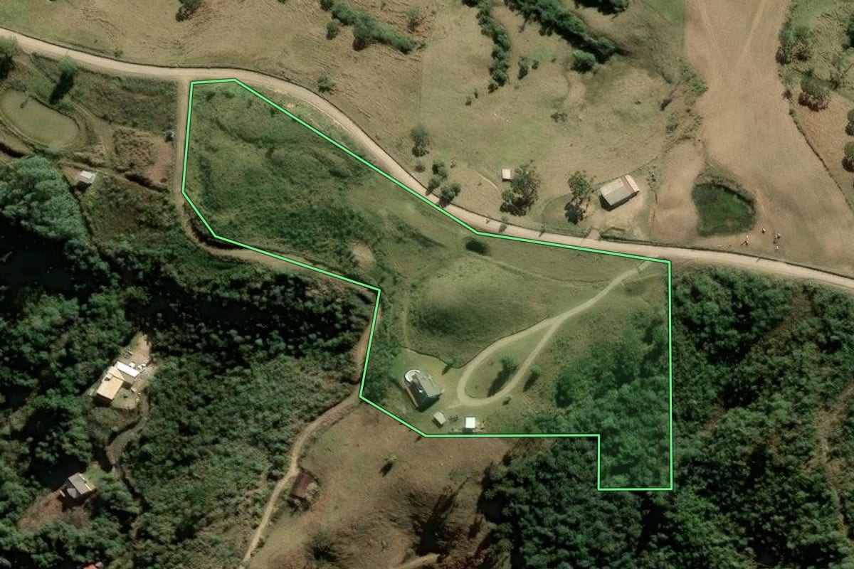 Imagem de satélite do imóvel rural em Alfredo Wagner (SC), com o contorno declarado no CAR desenhado por cima.