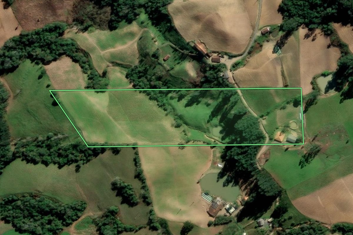 Imagem de satélite do imóvel rural em Alfredo Wagner (SC), com o contorno declarado no CAR desenhado por cima.