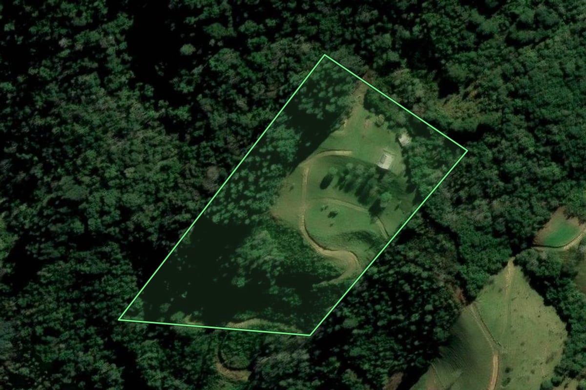 Imagem de satélite do imóvel rural em Alfredo Wagner (SC), com o contorno declarado no CAR desenhado por cima.