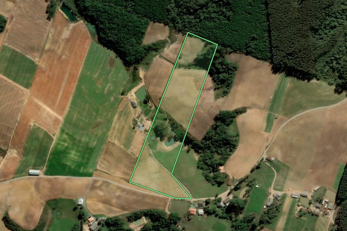 Imagem de satélite do imóvel rural em Alfredo Wagner (SC), com o contorno declarado no CAR desenhado por cima.