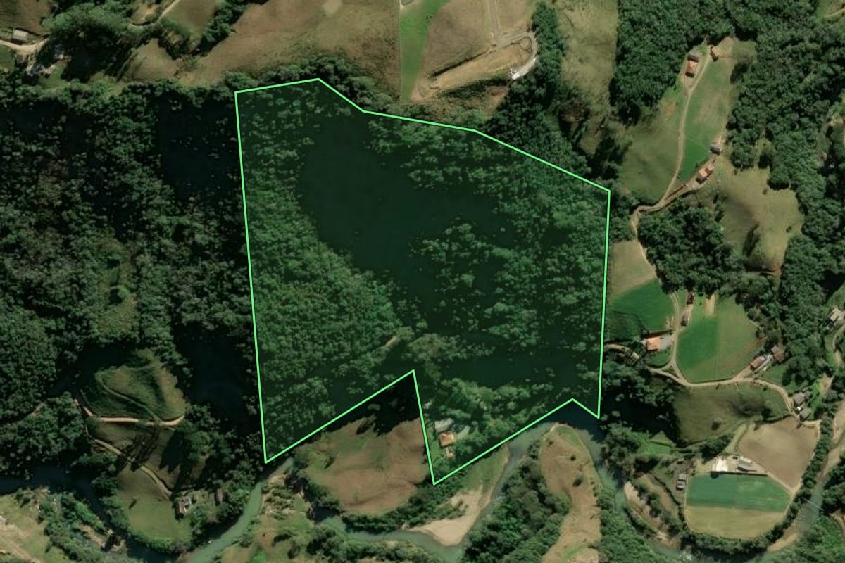 Imagem de satélite do imóvel rural em Alfredo Wagner (SC), com o contorno declarado no CAR desenhado por cima.