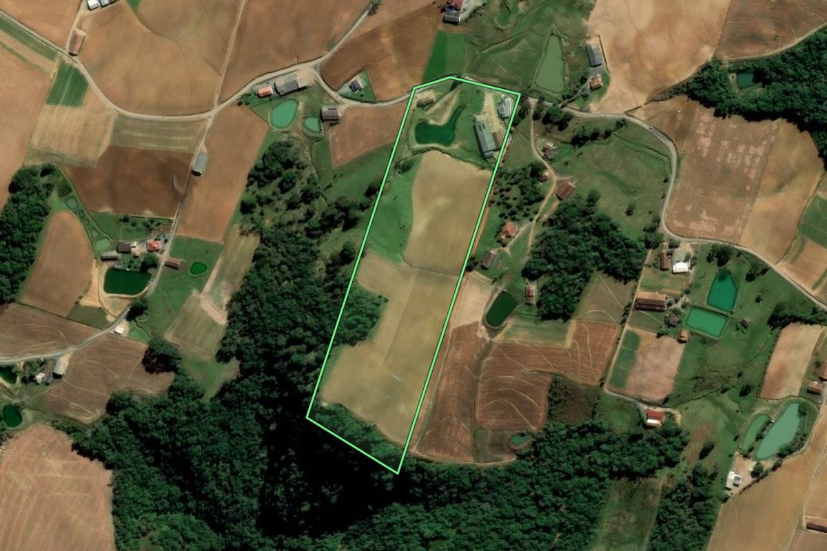 Imagem de satélite do imóvel rural em Alfredo Wagner (SC), com o contorno declarado no CAR desenhado por cima.