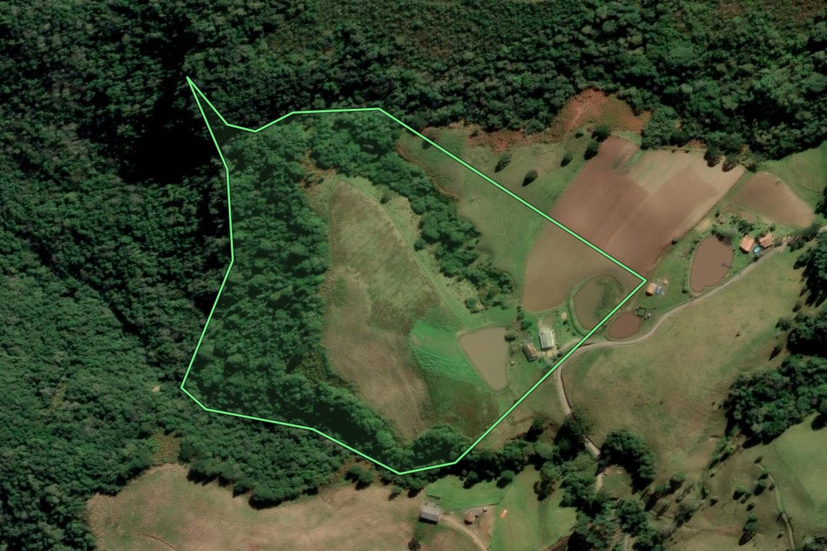 Imagem de satélite do imóvel rural em Alfredo Wagner (SC), com o contorno declarado no CAR desenhado por cima.