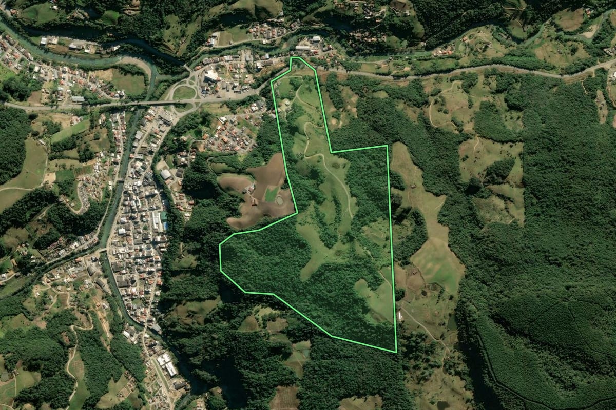 Imagem de satélite do imóvel rural em Alfredo Wagner (SC), com o contorno declarado no CAR desenhado por cima.