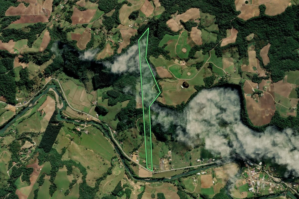 Imagem de satélite do imóvel rural em Alfredo Wagner (SC), com o contorno declarado no CAR desenhado por cima.