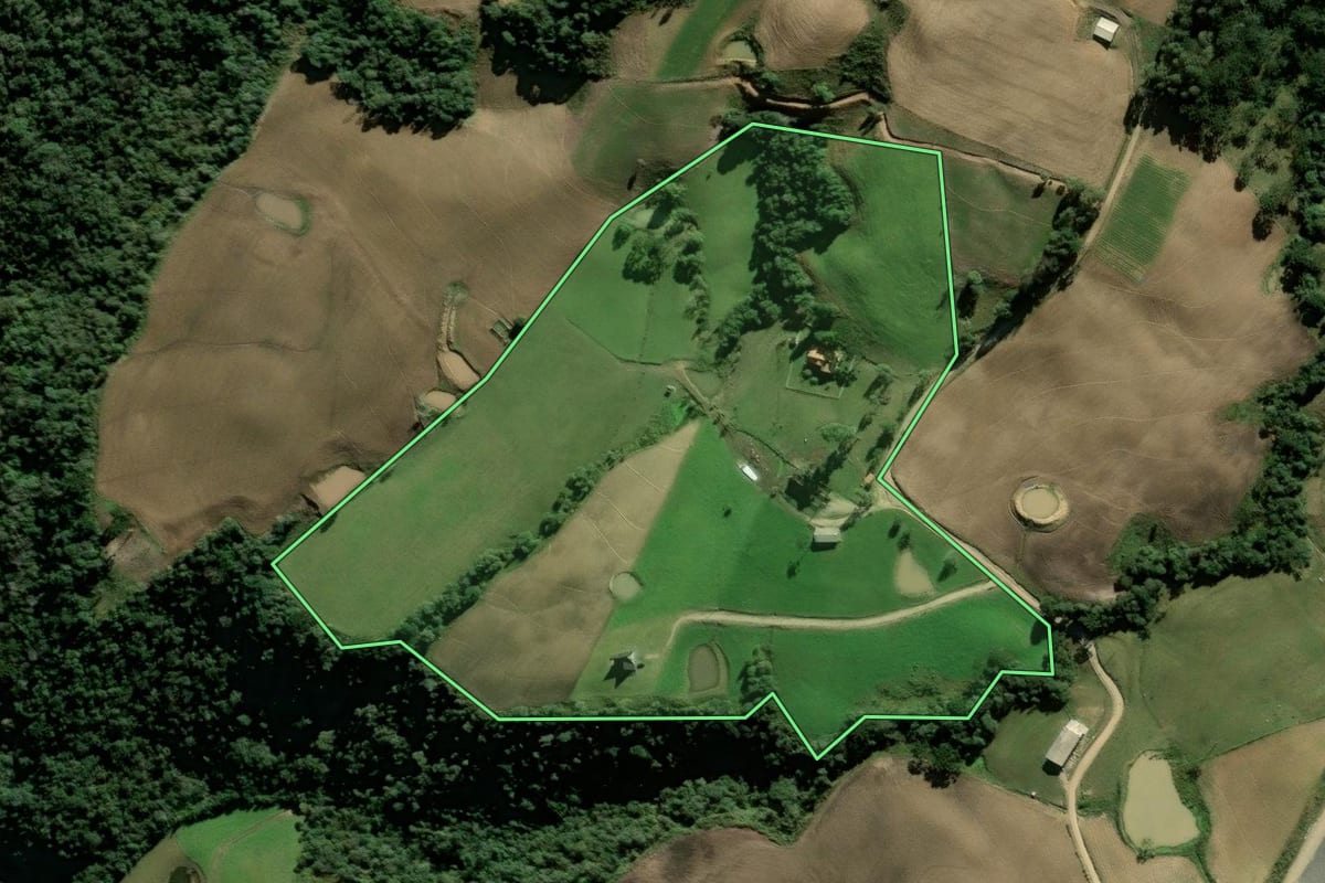 Imagem de satélite do imóvel rural em Alfredo Wagner (SC), com o contorno declarado no CAR desenhado por cima.