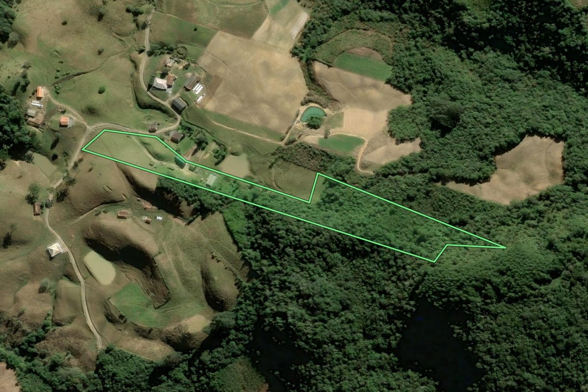 Imagem de satélite do imóvel rural em Alfredo Wagner (SC), com o contorno declarado no CAR desenhado por cima.
