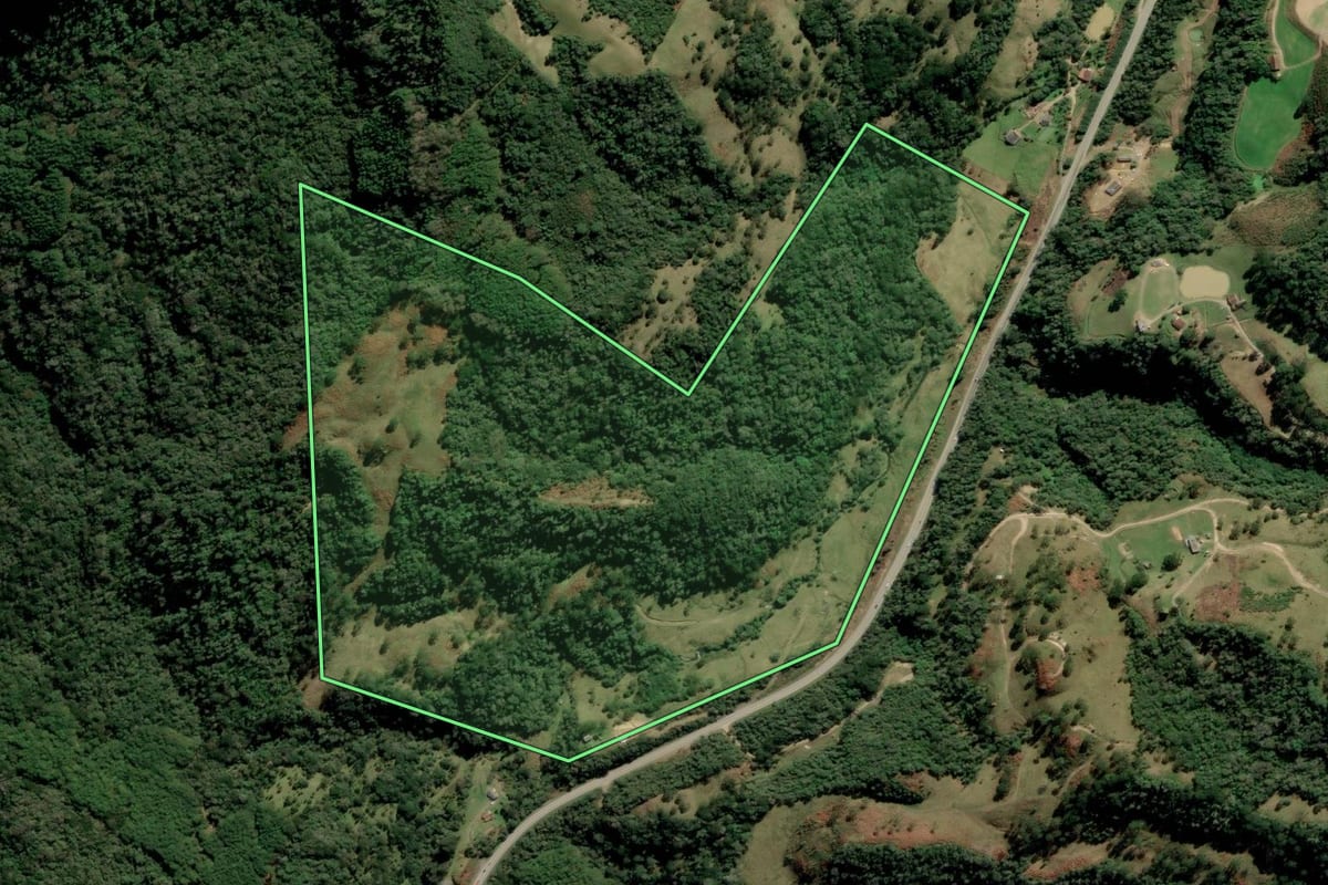 Imagem de satélite do imóvel rural em Alfredo Wagner (SC), com o contorno declarado no CAR desenhado por cima.