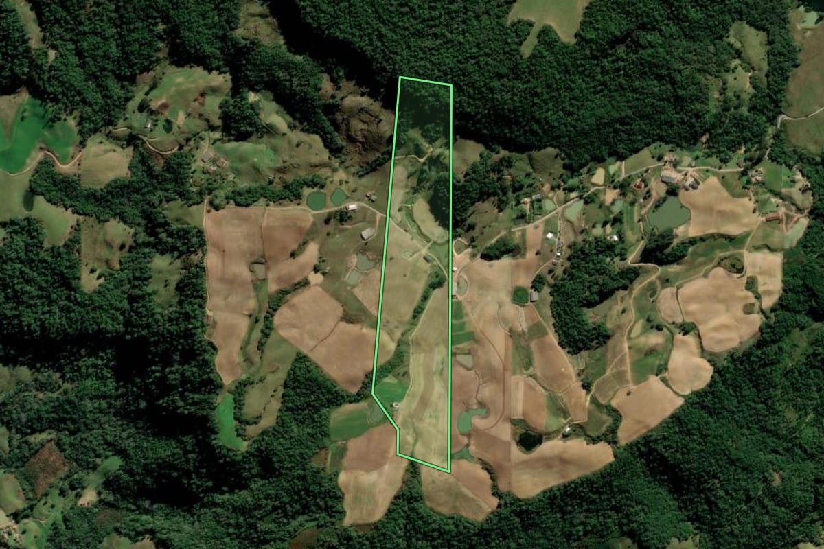 Imagem de satélite do imóvel rural em Alfredo Wagner (SC), com o contorno declarado no CAR desenhado por cima.