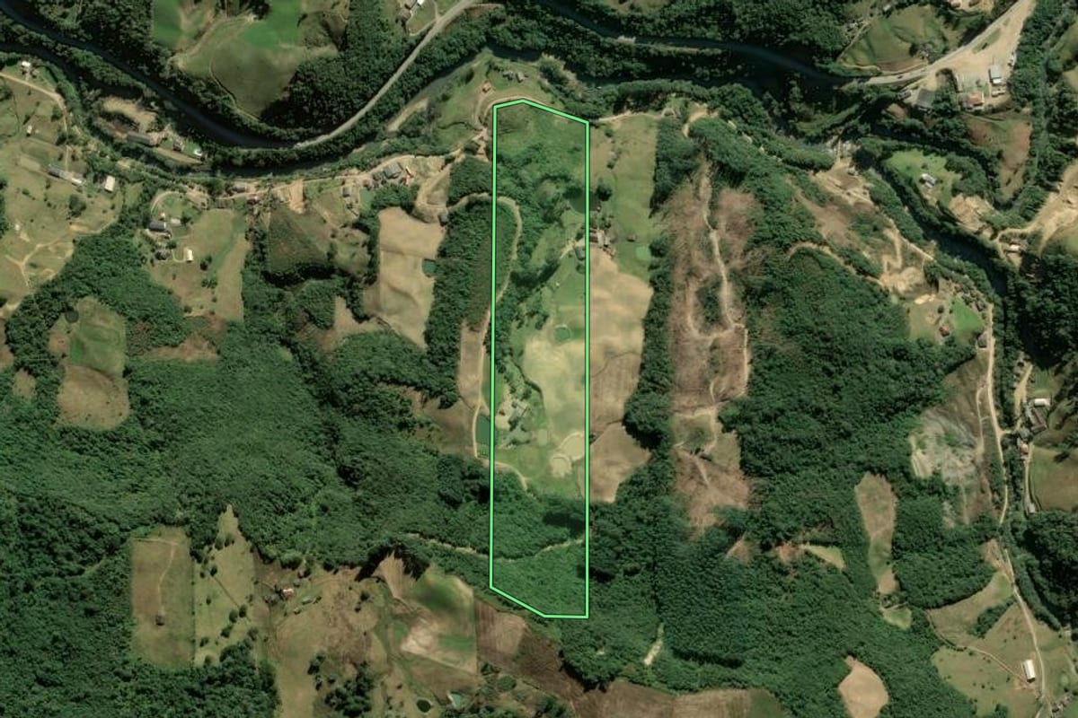 Imagem de satélite do imóvel rural em Alfredo Wagner (SC), com o contorno declarado no CAR desenhado por cima.