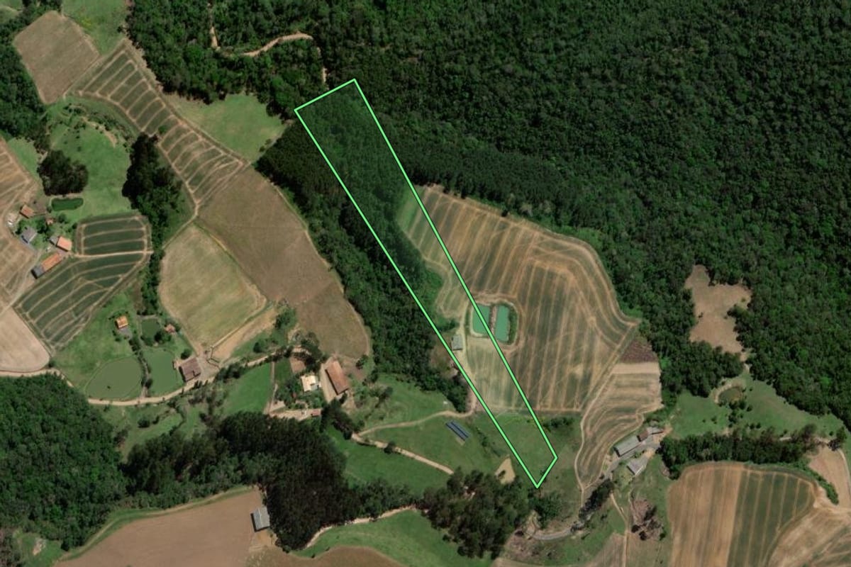 Imagem de satélite do imóvel rural em Alfredo Wagner (SC), com o contorno declarado no CAR desenhado por cima.