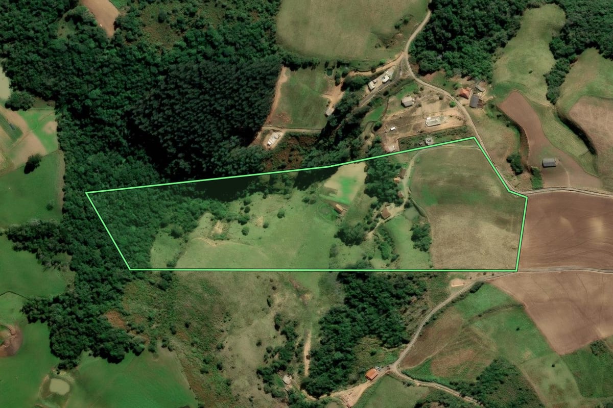 Imagem de satélite do imóvel rural em Alfredo Wagner (SC), com o contorno declarado no CAR desenhado por cima.