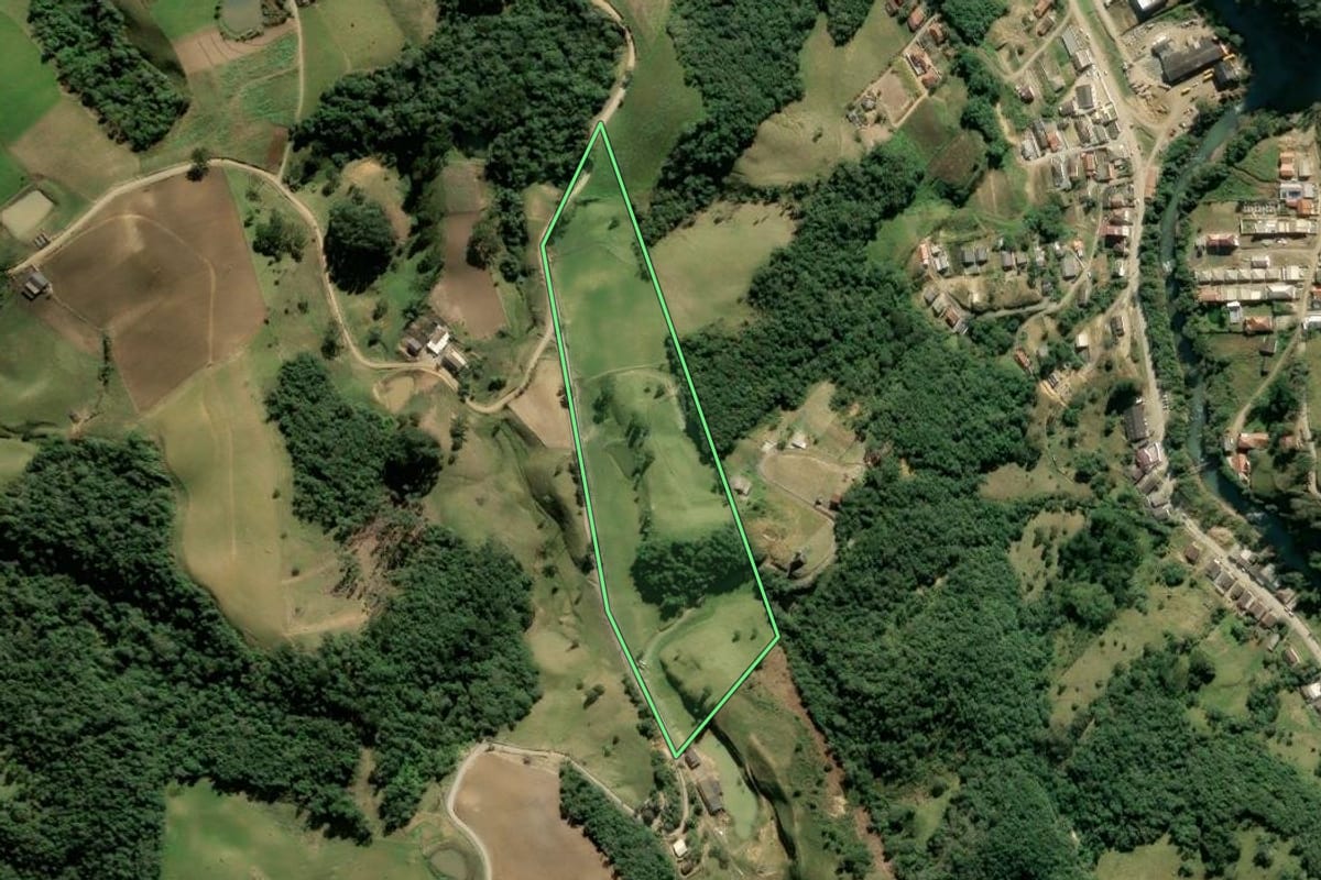 Imagem de satélite do imóvel rural em Alfredo Wagner (SC), com o contorno declarado no CAR desenhado por cima.