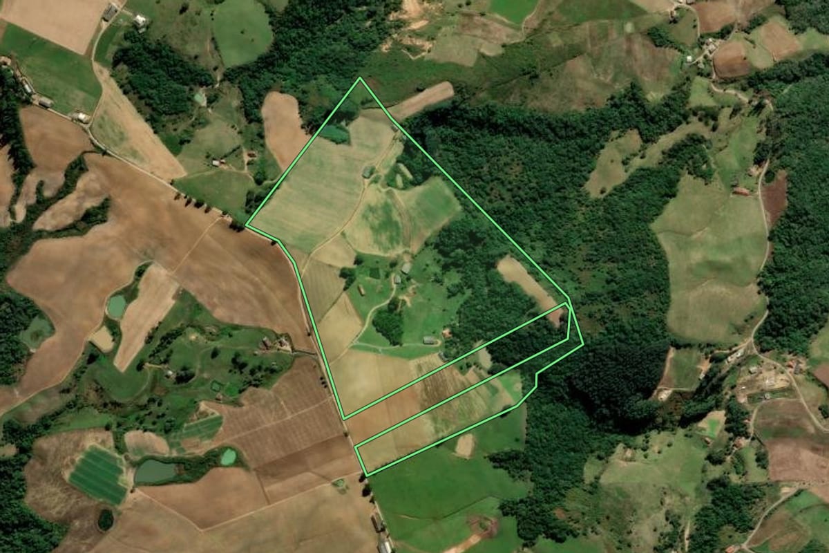 Imagem de satélite do imóvel rural em Alfredo Wagner (SC), com o contorno declarado no CAR desenhado por cima.