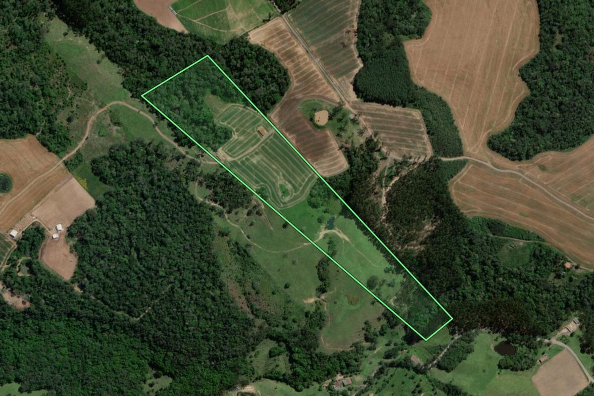 Imagem de satélite do imóvel rural em Alfredo Wagner (SC), com o contorno declarado no CAR desenhado por cima.
