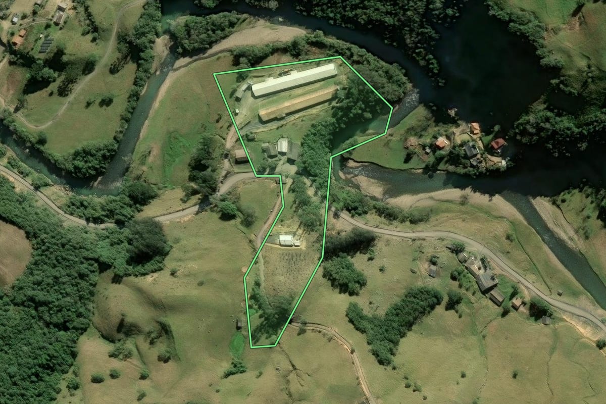 Imagem de satélite do imóvel rural em Alfredo Wagner (SC), com o contorno declarado no CAR desenhado por cima.
