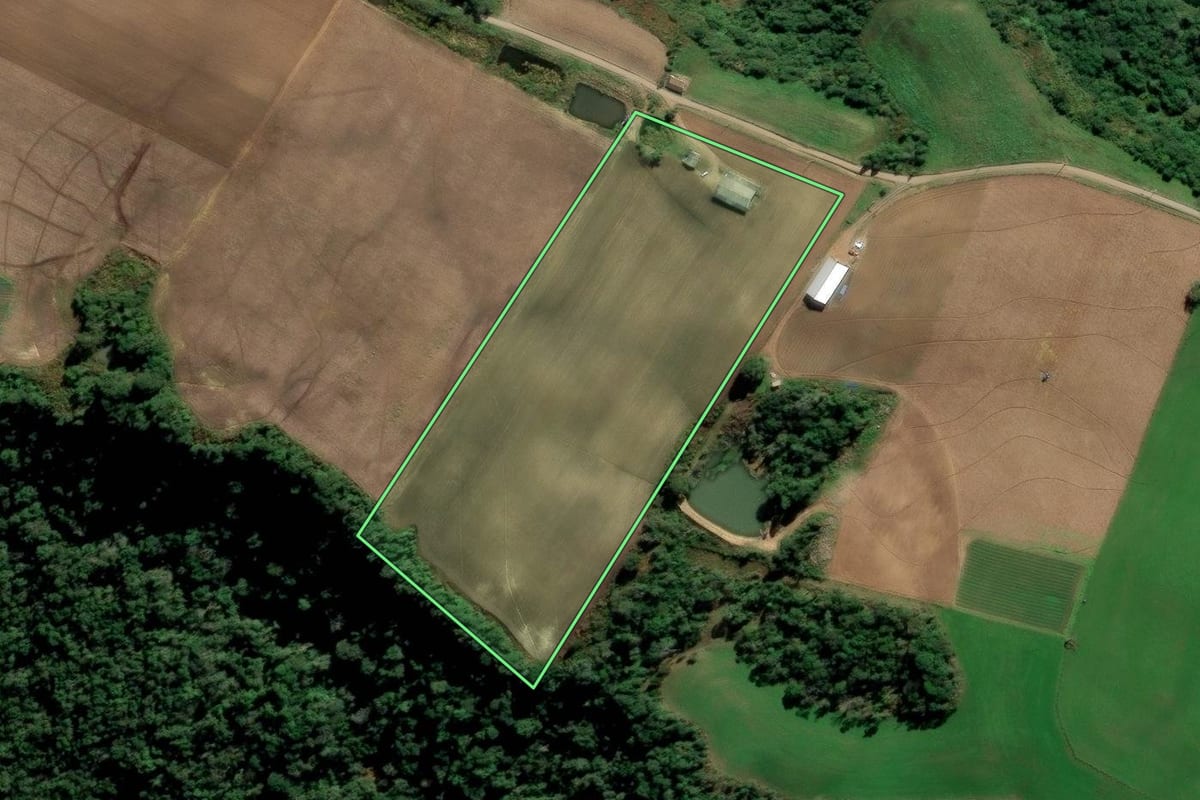 Imagem de satélite do imóvel rural em Alfredo Wagner (SC), com o contorno declarado no CAR desenhado por cima.
