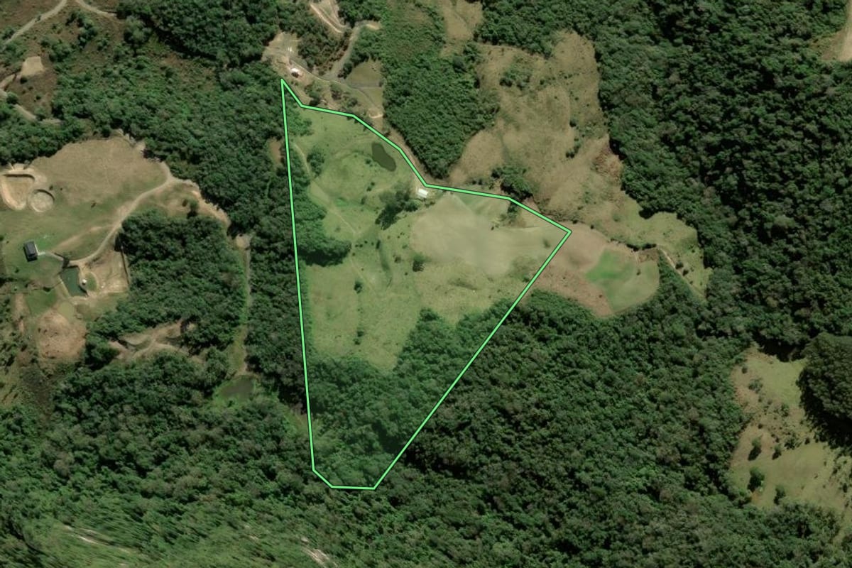 Imagem de satélite do imóvel rural em Alfredo Wagner (SC), com o contorno declarado no CAR desenhado por cima.
