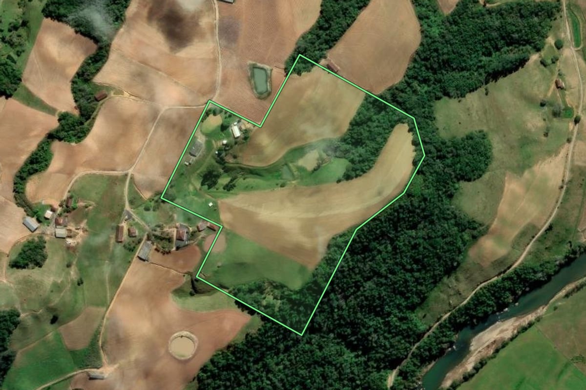 Imagem de satélite do imóvel rural em Alfredo Wagner (SC), com o contorno declarado no CAR desenhado por cima.