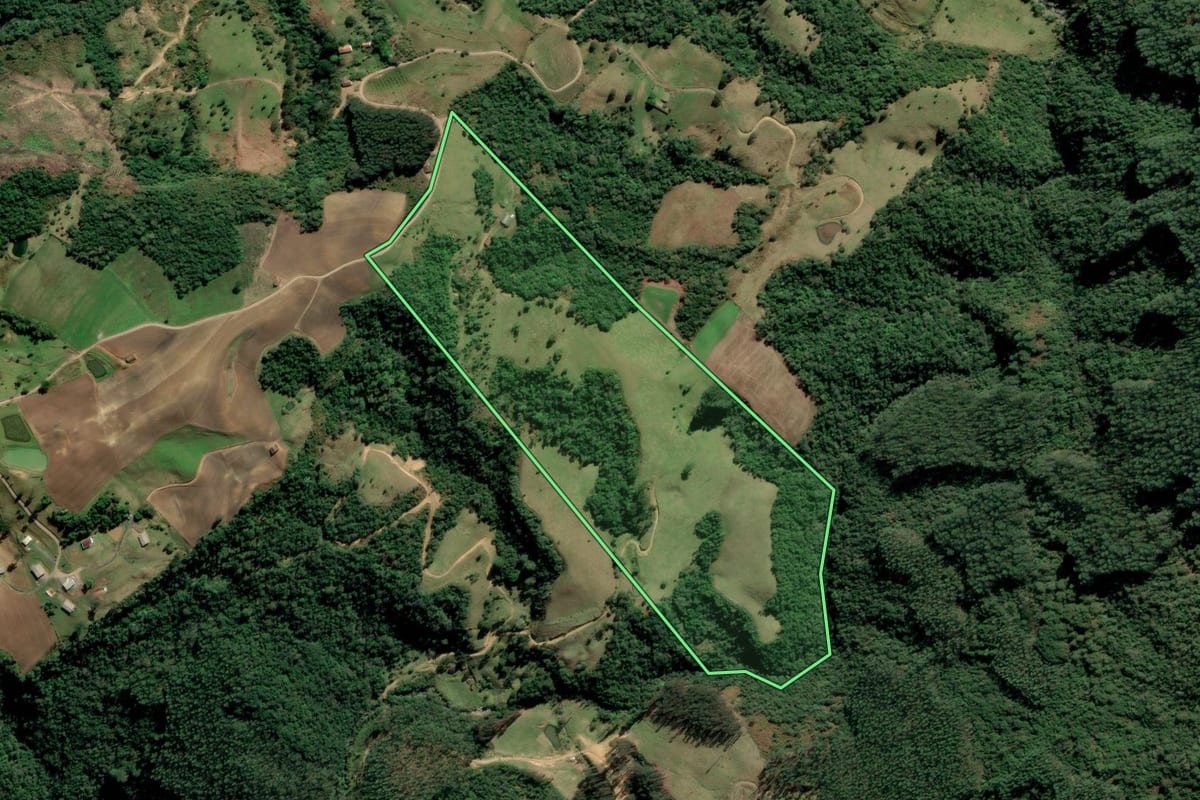 Imagem de satélite do imóvel rural em Alfredo Wagner (SC), com o contorno declarado no CAR desenhado por cima.