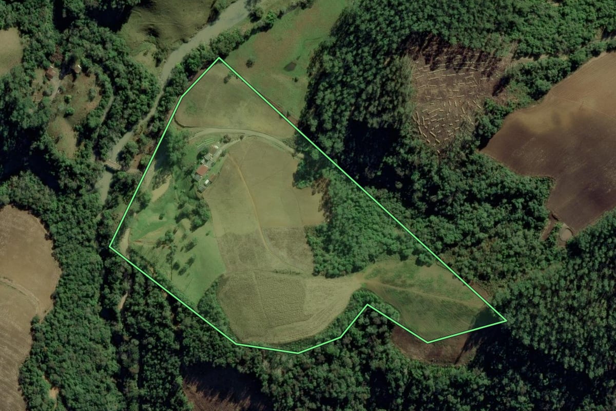Imagem de satélite do imóvel rural em Alfredo Wagner (SC), com o contorno declarado no CAR desenhado por cima.