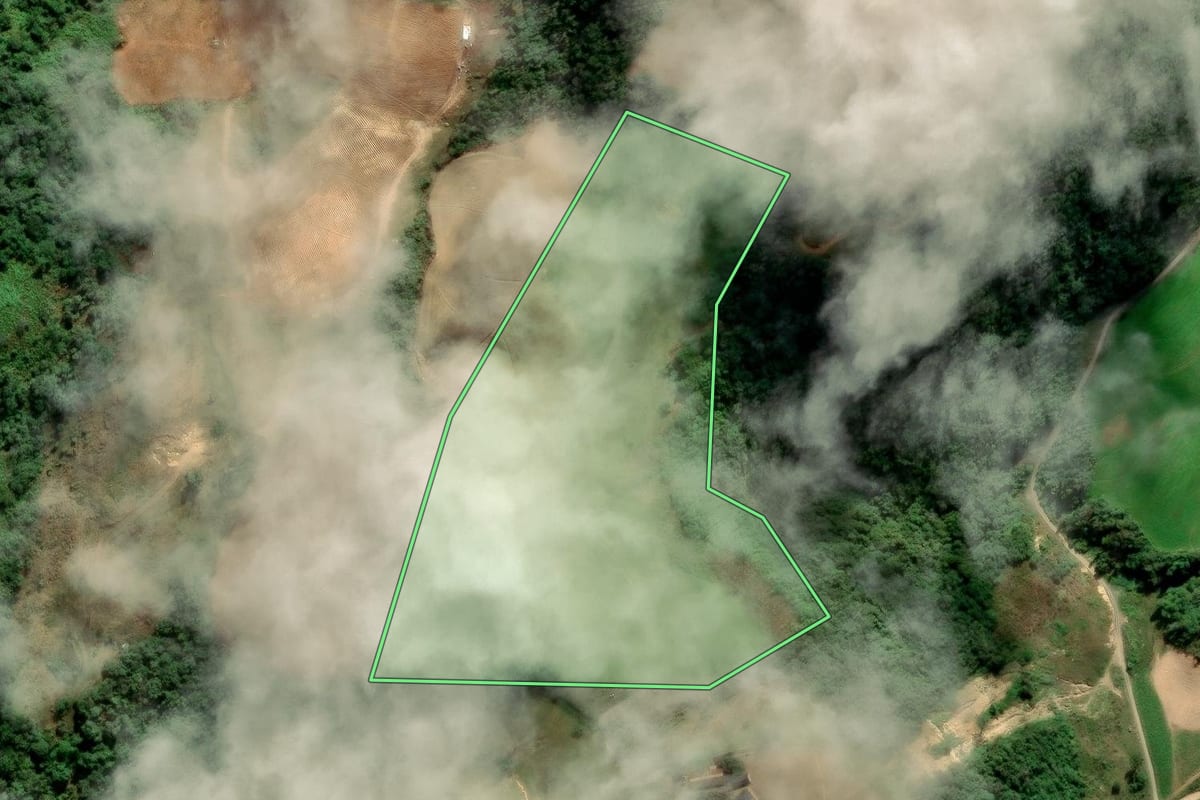 Imagem de satélite do imóvel rural em Alfredo Wagner (SC), com o contorno declarado no CAR desenhado por cima.