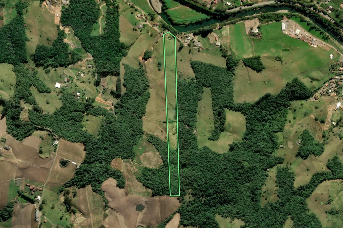 Imagem de satélite do imóvel rural em Alfredo Wagner (SC), com o contorno declarado no CAR desenhado por cima.