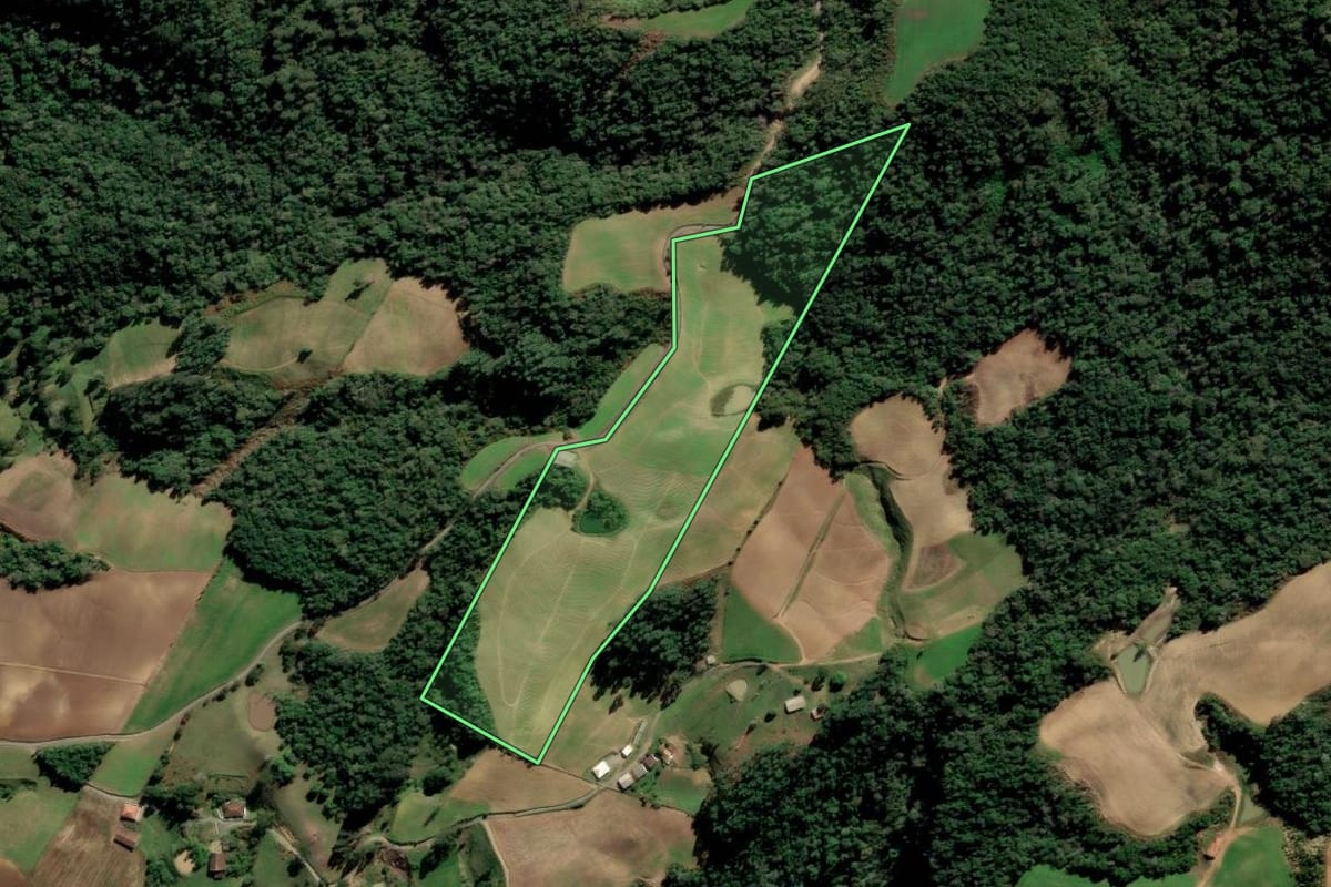 Imagem de satélite do imóvel rural em Alfredo Wagner (SC), com o contorno declarado no CAR desenhado por cima.