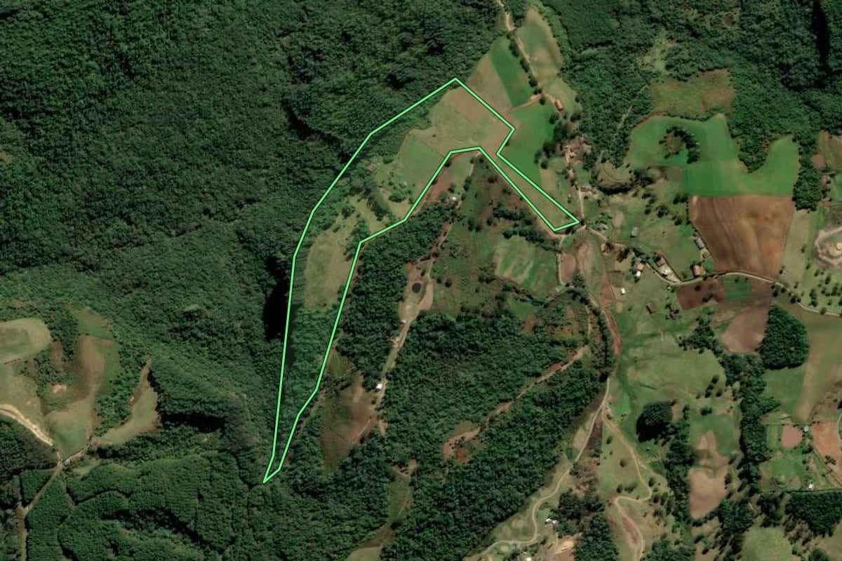 Imagem de satélite do imóvel rural em Alfredo Wagner (SC), com o contorno declarado no CAR desenhado por cima.