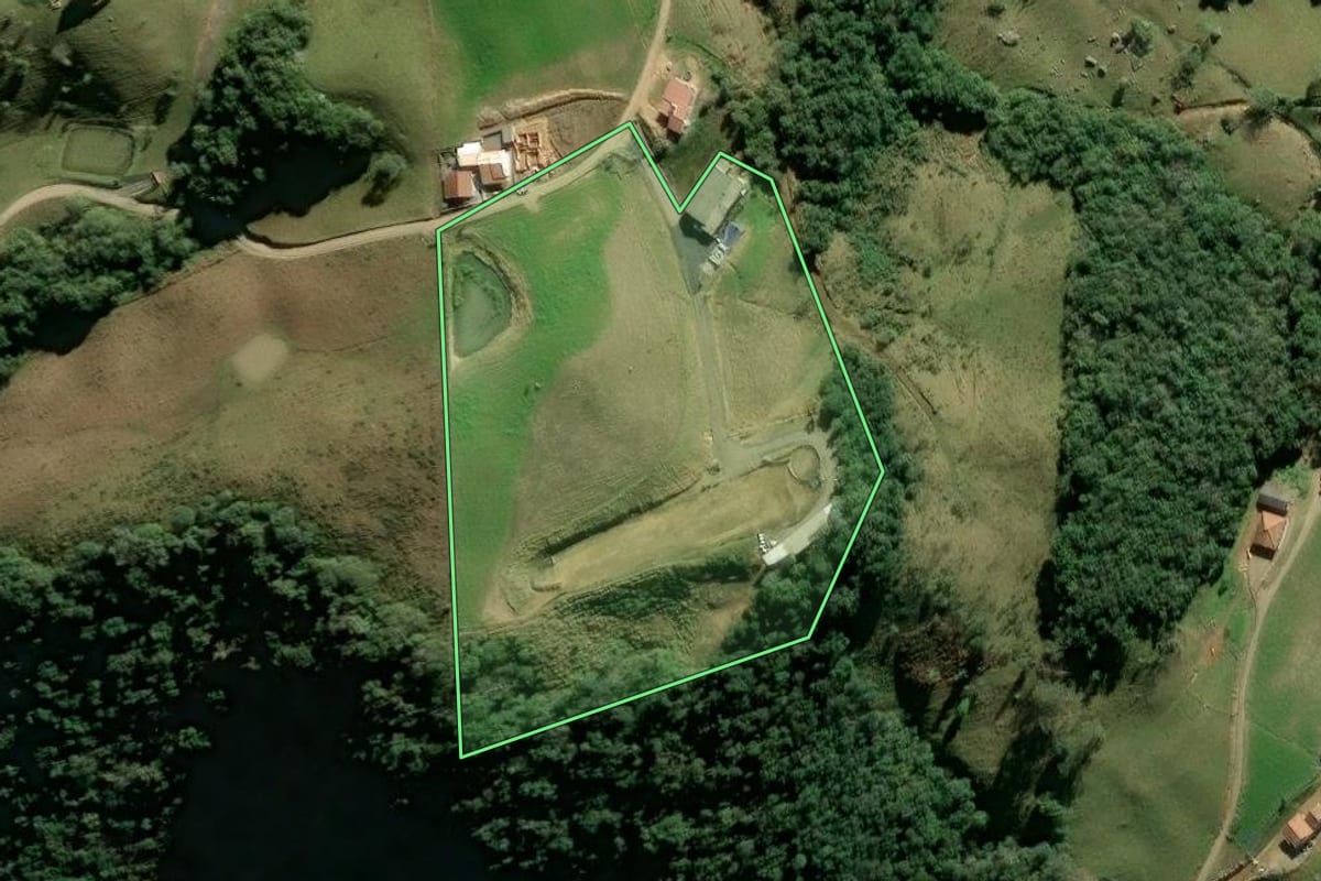 Imagem de satélite do imóvel rural em Alfredo Wagner (SC), com o contorno declarado no CAR desenhado por cima.