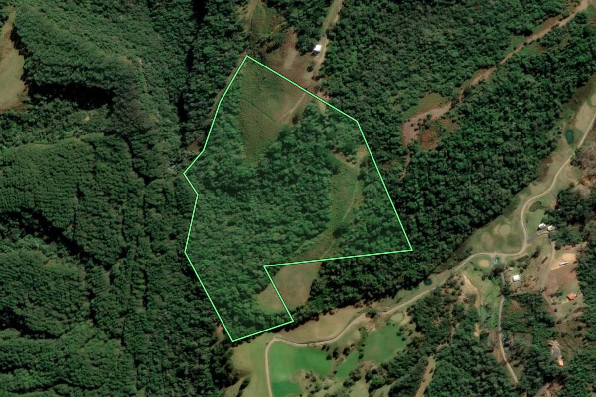 Imagem de satélite do imóvel rural em Alfredo Wagner (SC), com o contorno declarado no CAR desenhado por cima.