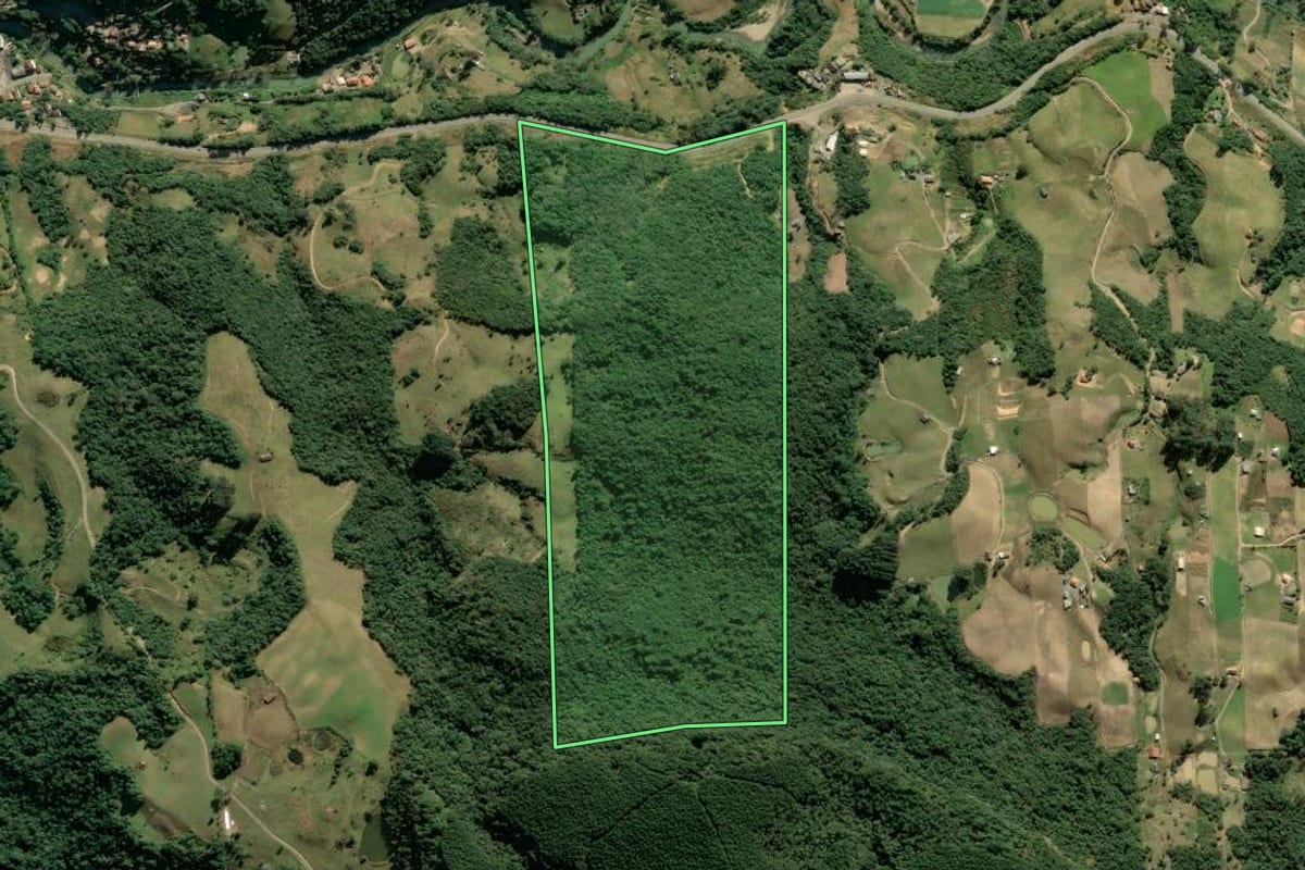 Imagem de satélite do imóvel rural em Alfredo Wagner (SC), com o contorno declarado no CAR desenhado por cima.