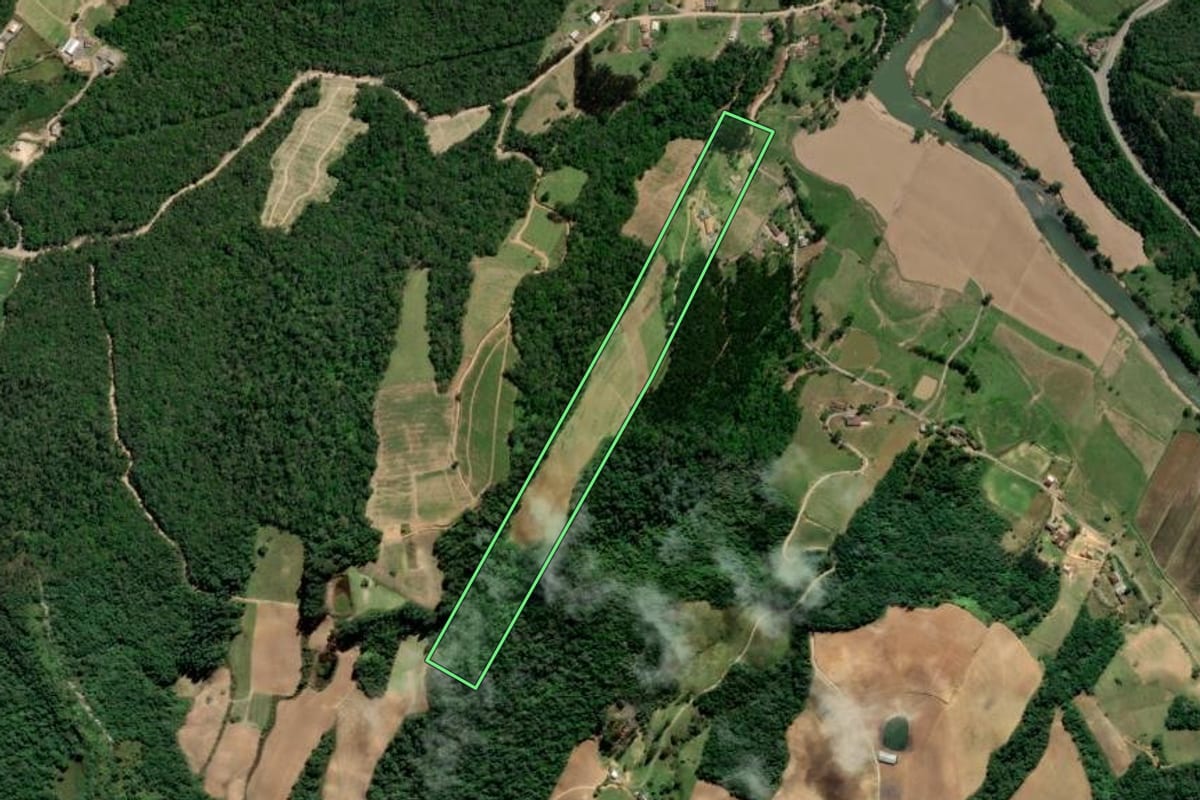 Imagem de satélite do imóvel rural em Alfredo Wagner (SC), com o contorno declarado no CAR desenhado por cima.