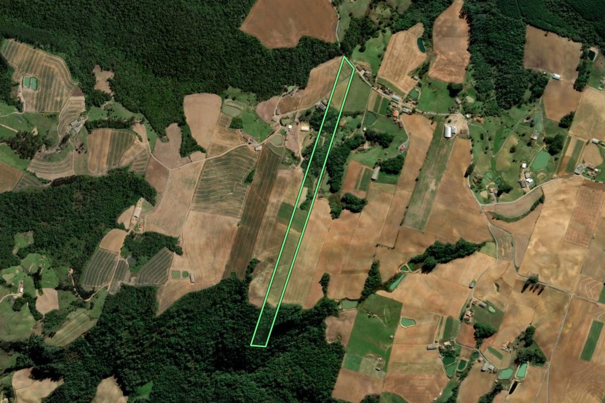 Imagem de satélite do imóvel rural em Alfredo Wagner (SC), com o contorno declarado no CAR desenhado por cima.