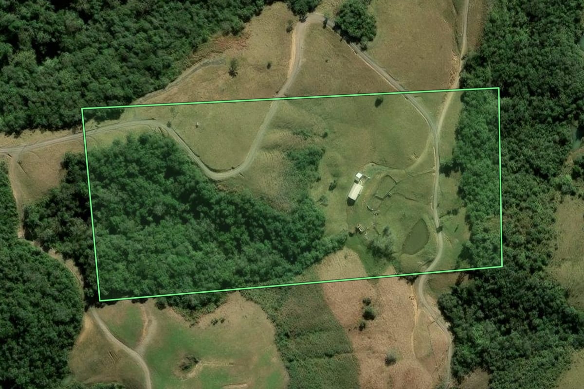 Imagem de satélite do imóvel rural em Alfredo Wagner (SC), com o contorno declarado no CAR desenhado por cima.