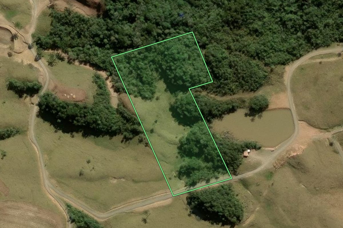 Imagem de satélite do imóvel rural em Alfredo Wagner (SC), com o contorno declarado no CAR desenhado por cima.