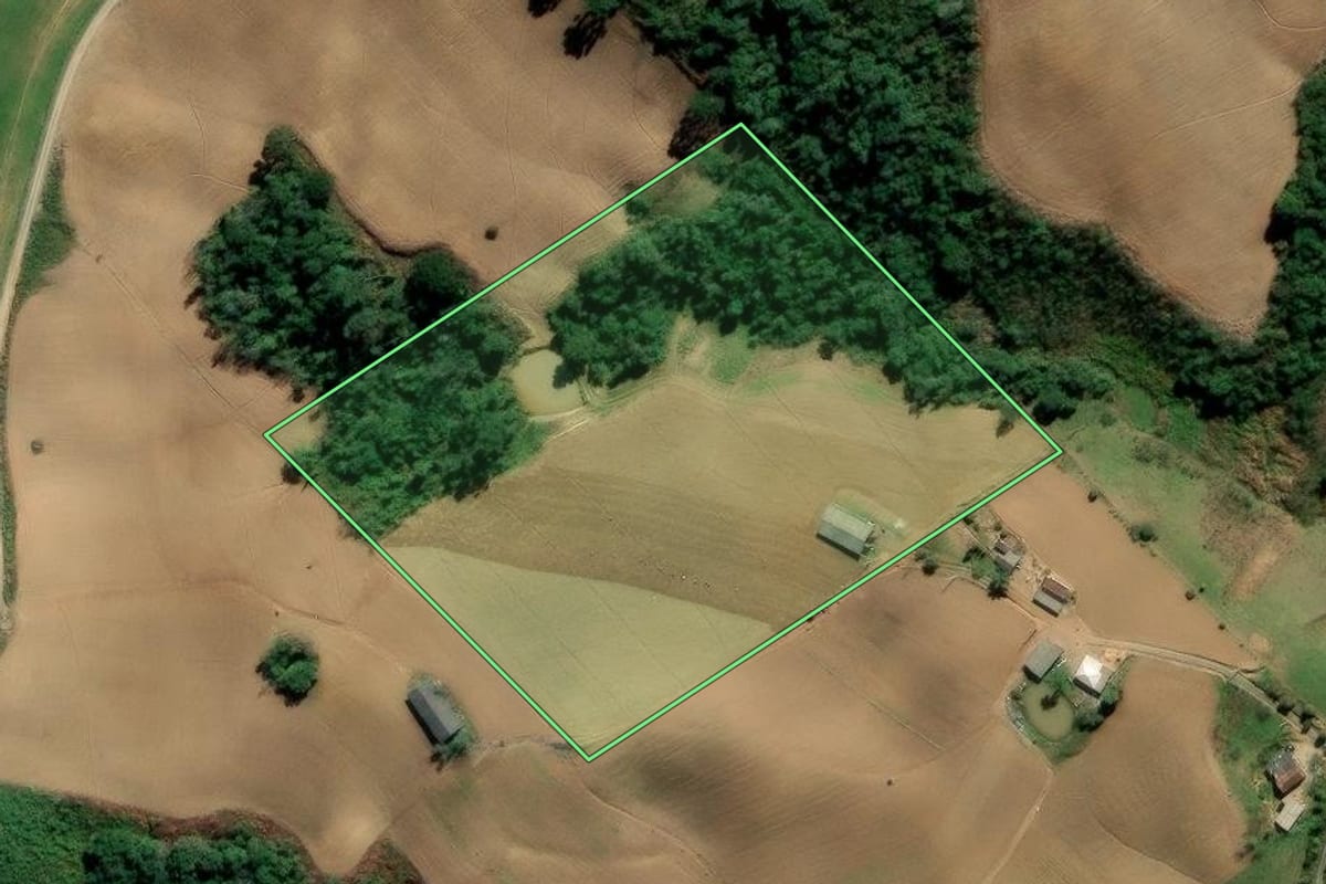 Imagem de satélite do imóvel rural em Alfredo Wagner (SC), com o contorno declarado no CAR desenhado por cima.