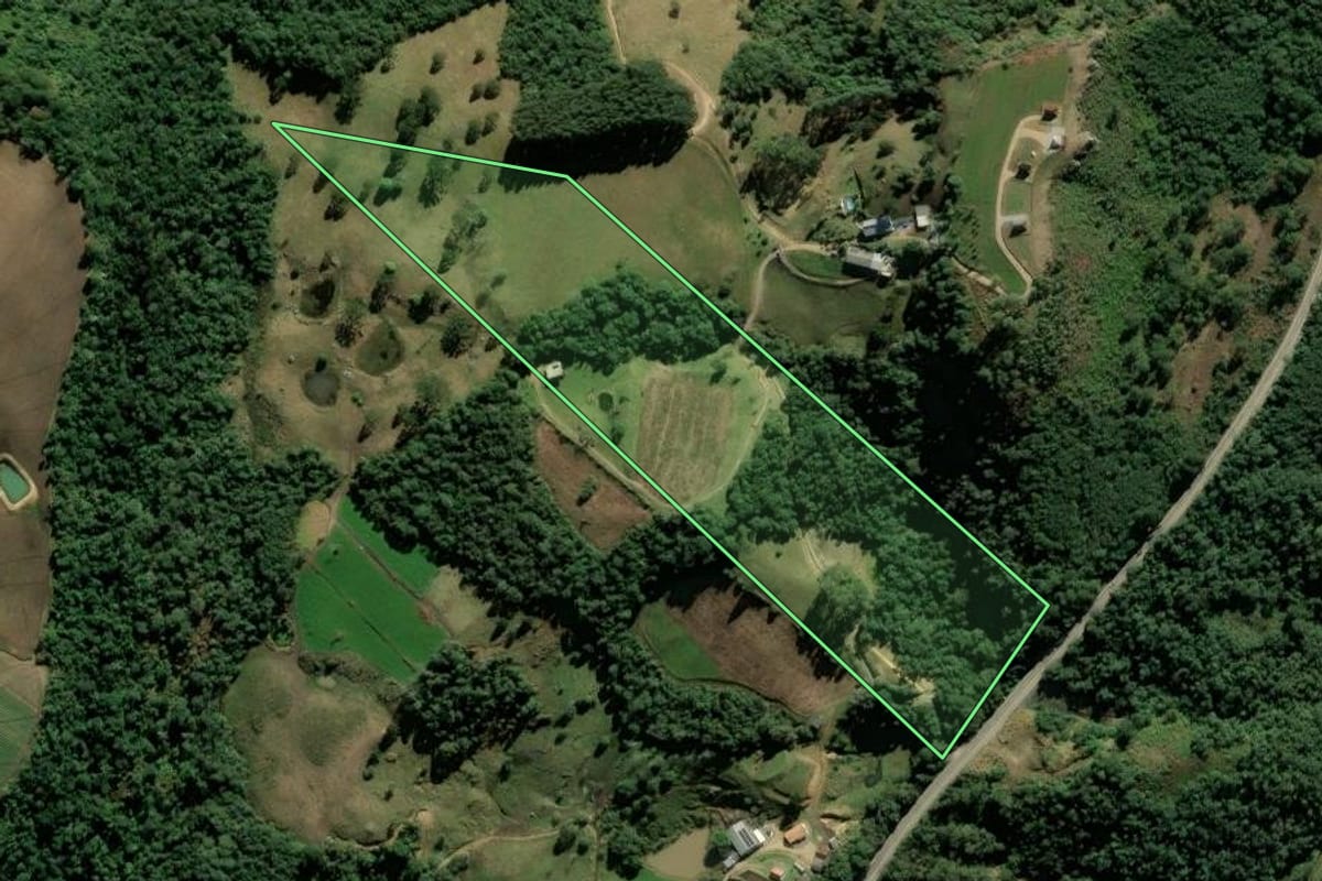 Imagem de satélite do imóvel rural em Alfredo Wagner (SC), com o contorno declarado no CAR desenhado por cima.
