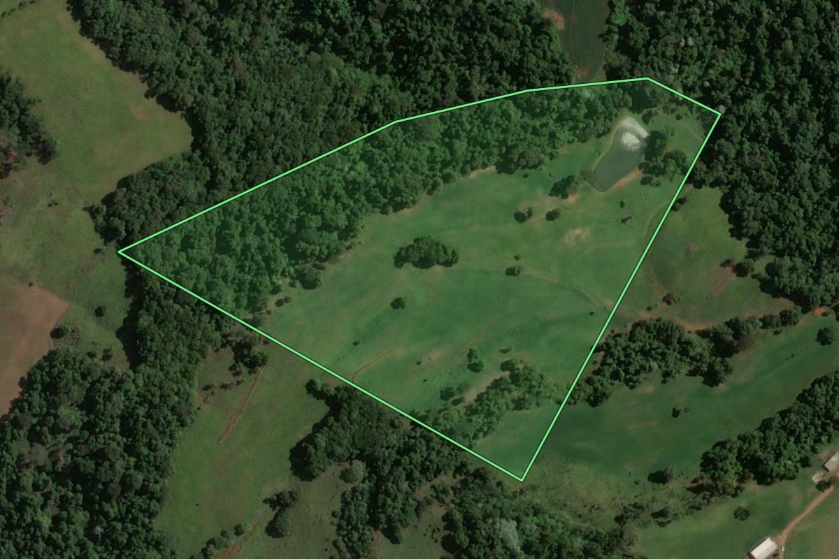 Imagem de satélite do imóvel rural em Alto Bela Vista (SC), com o contorno declarado no CAR desenhado por cima.