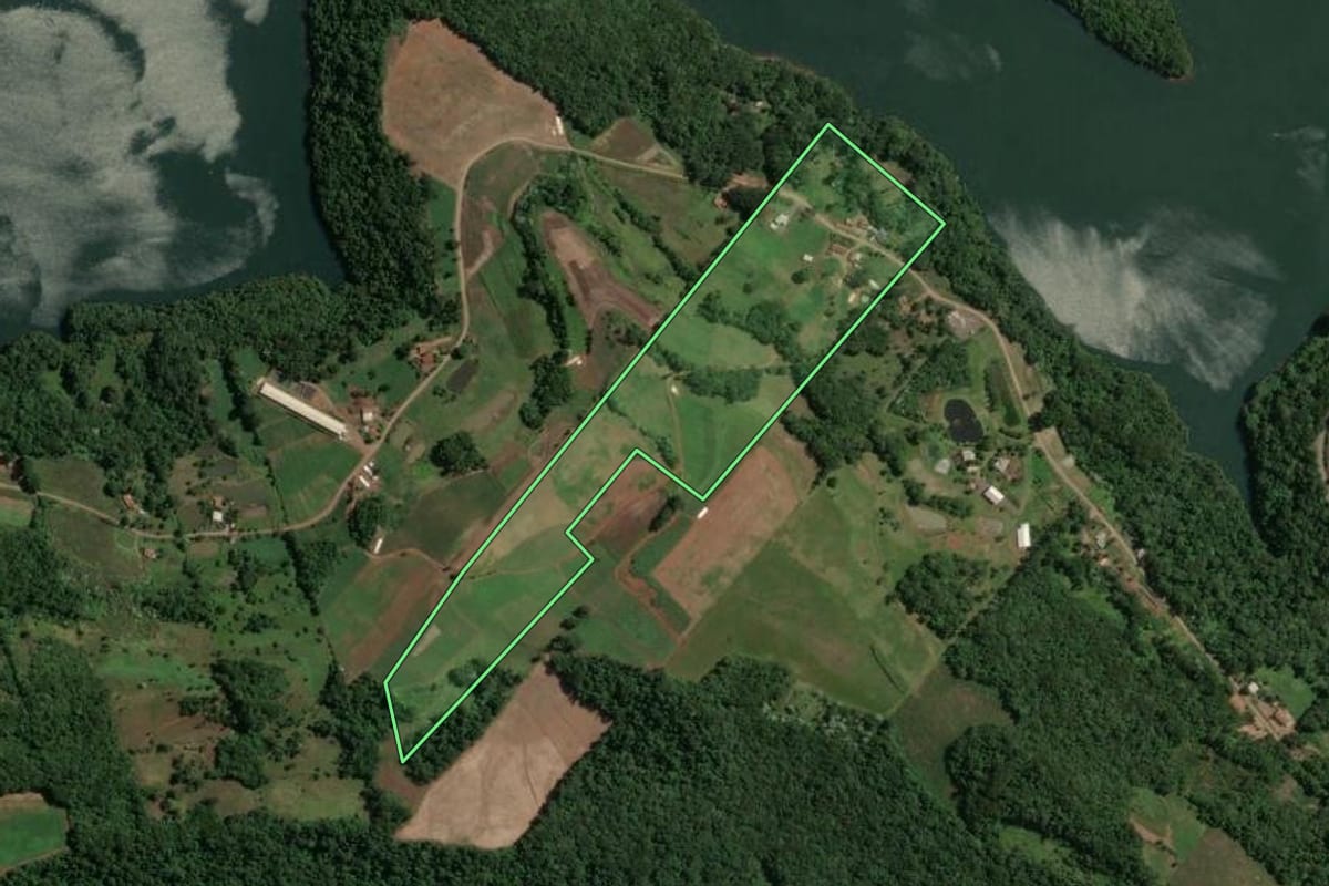 Imagem de satélite do imóvel rural em Alto Bela Vista (SC), com o contorno declarado no CAR desenhado por cima.