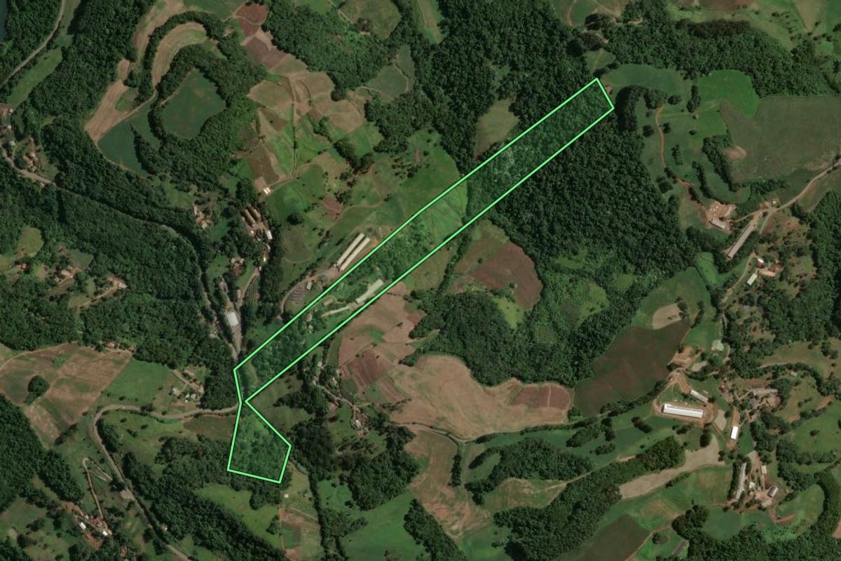 Imagem de satélite do imóvel rural em Alto Bela Vista (SC), com o contorno declarado no CAR desenhado por cima.