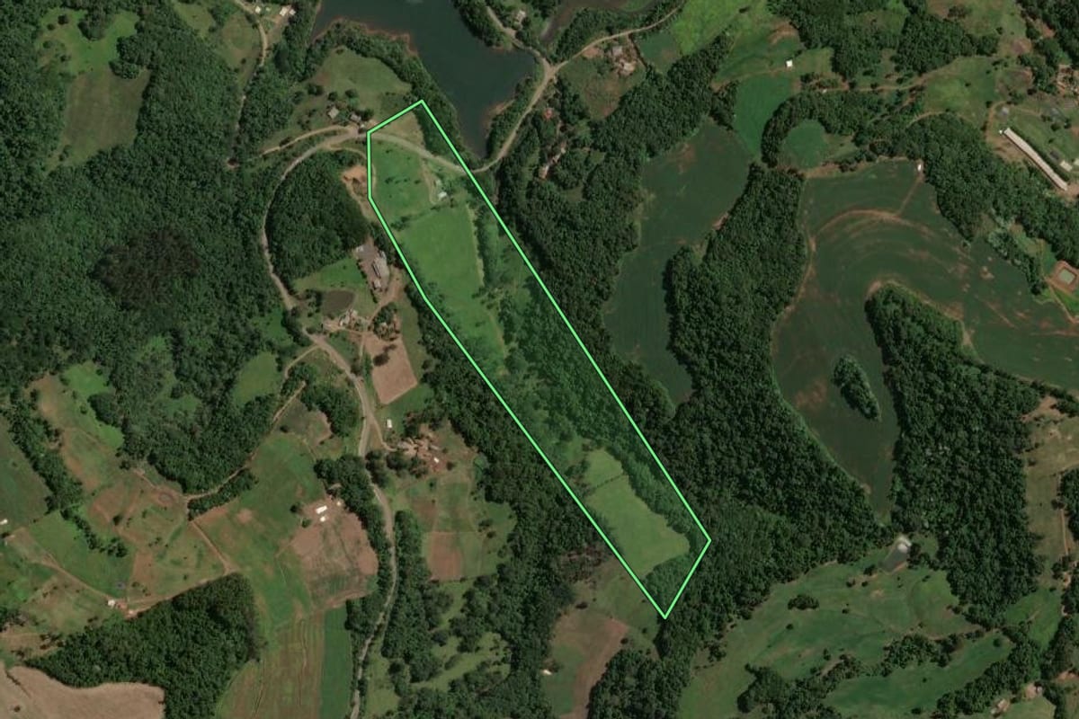 Imagem de satélite do imóvel rural em Alto Bela Vista (SC), com o contorno declarado no CAR desenhado por cima.