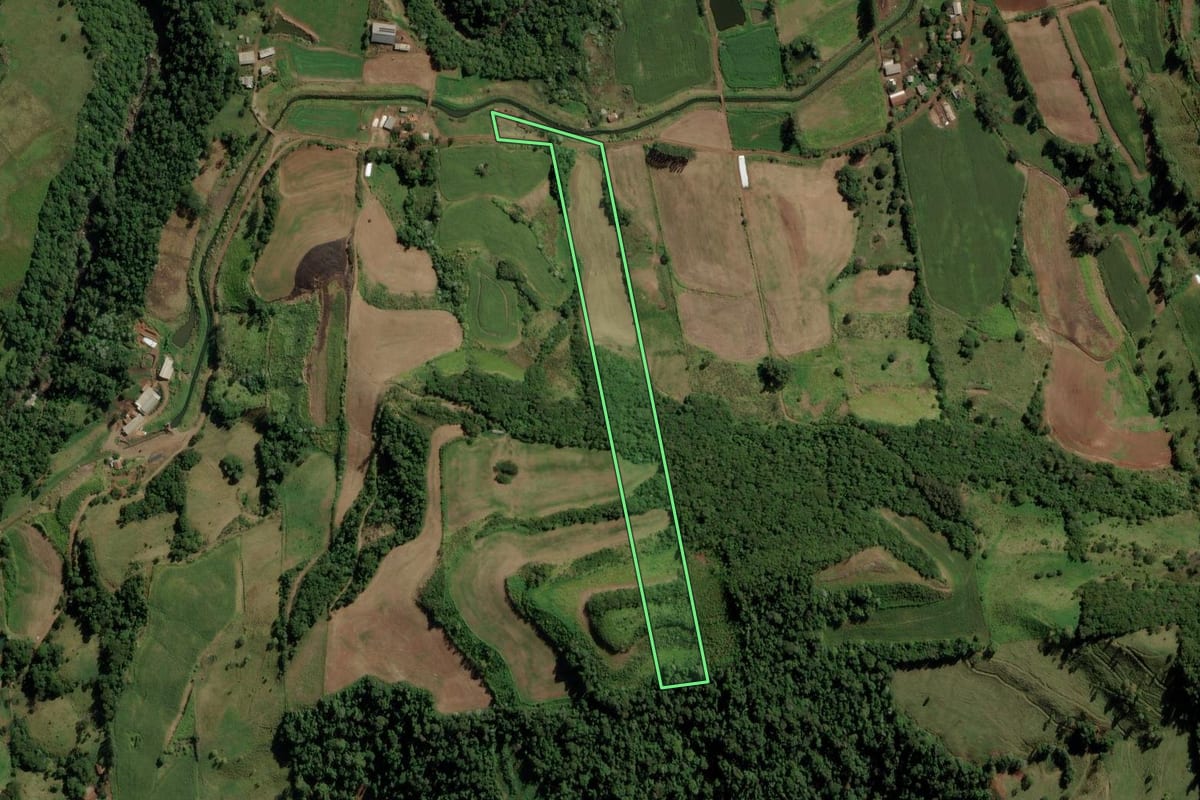 Imagem de satélite do imóvel rural em Anchieta (SC), com o contorno declarado no CAR desenhado por cima.