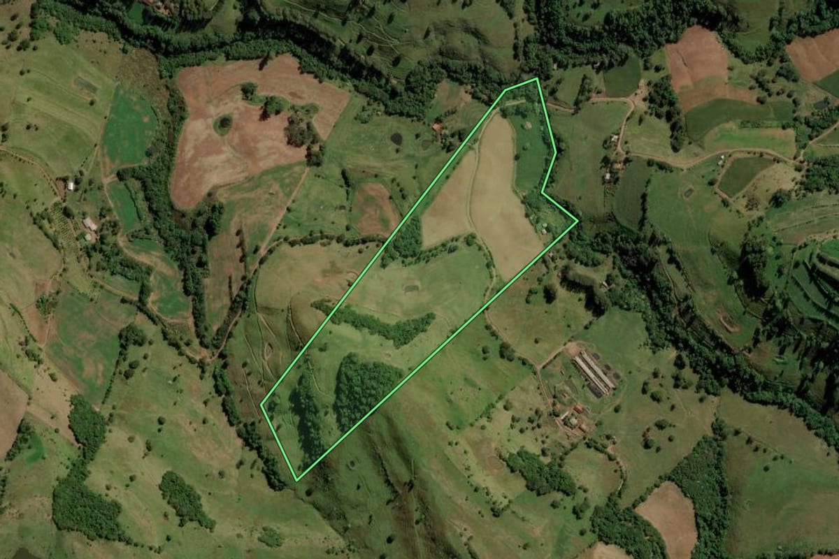Imagem de satélite do imóvel rural em Anchieta (SC), com o contorno declarado no CAR desenhado por cima.
