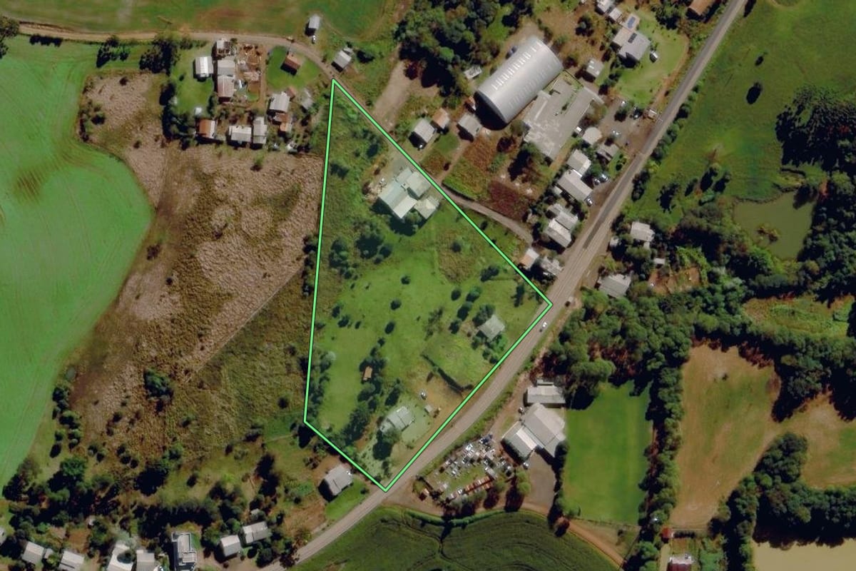 Imagem de satélite do imóvel rural em Anchieta (SC), com o contorno declarado no CAR desenhado por cima.