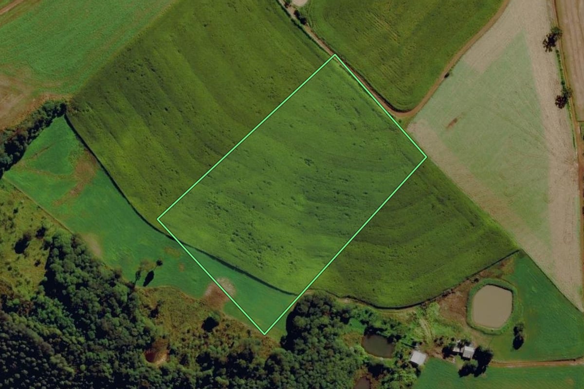 Imagem de satélite do imóvel rural em Anchieta (SC), com o contorno declarado no CAR desenhado por cima.